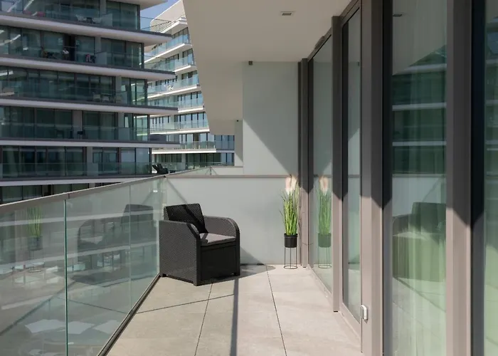 Royal Waves & - With Parking By Renters Apartament